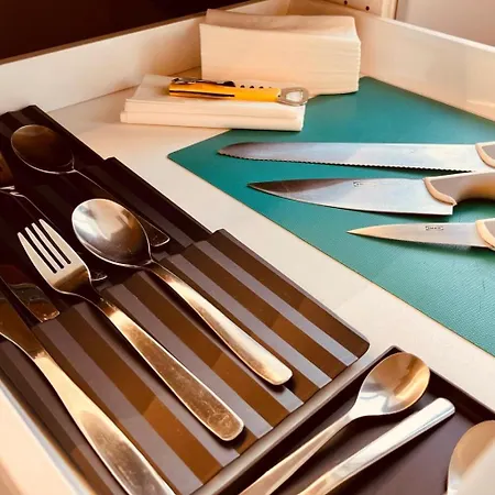 Petit 1 Bed Center 아파트 *