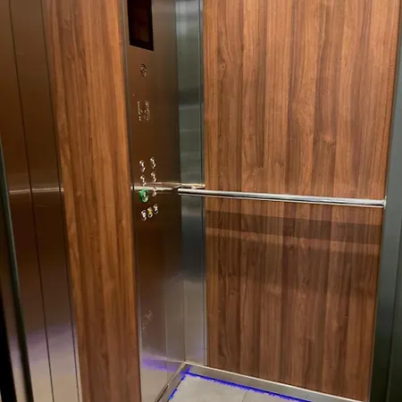 Petit 1 Bed Center *