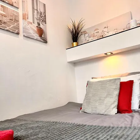 Petit 1 Bed Center